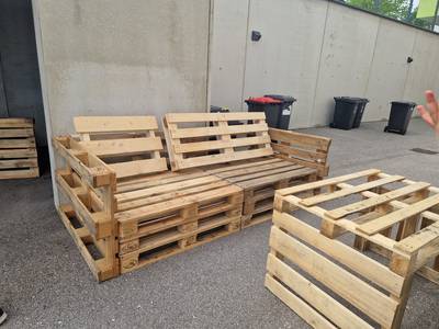 Outdoorpausenraum aus Palettenmöbeln Gruppenbild